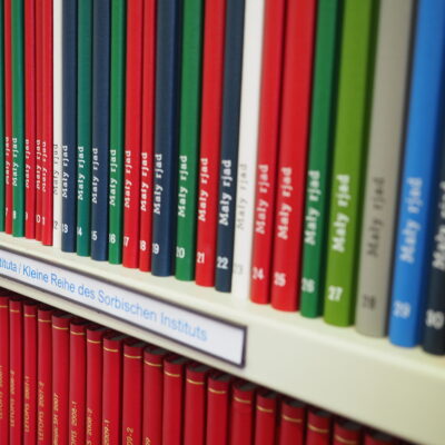 Bücherregal mit Ausgaben der Kleinen Reihe des Sorbischen Instituts © Sorbisches Institut/Serbski institut (2022)