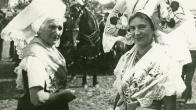 Mina Witkojc (napšawo) a Marjana Domaškojc 1. maja 1934 w Radworju © Serbski kulturny archiw