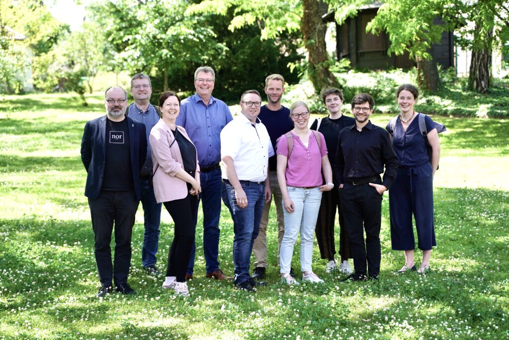 Gruppenfoto mit 10 Personen im Britze-Garten am Sorbischen Institut in Bautzen