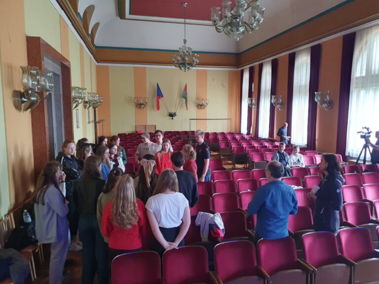 Workshop-Szene: Schüler aus Varnsdorf und Bautzen erstellen gemeinsam mit dem Sorbischen Institut den Lehrpfad 