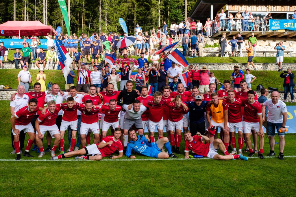 Sorbisches Fußballteam der Männer mit Fans bei der Europeada 2022 in Kärnten/Koroška © Jörg Stephan (2022)