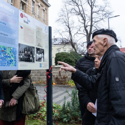 Zeitzeuge vor einer Station des Lehrpfades, der über die Geschichte der Sorben in der Nachkriegszeit in Varnsdorf erinnert